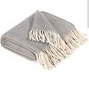 FARRIDORO  Gray and Cream 100% wool Throw Blanket size 51”X67” New